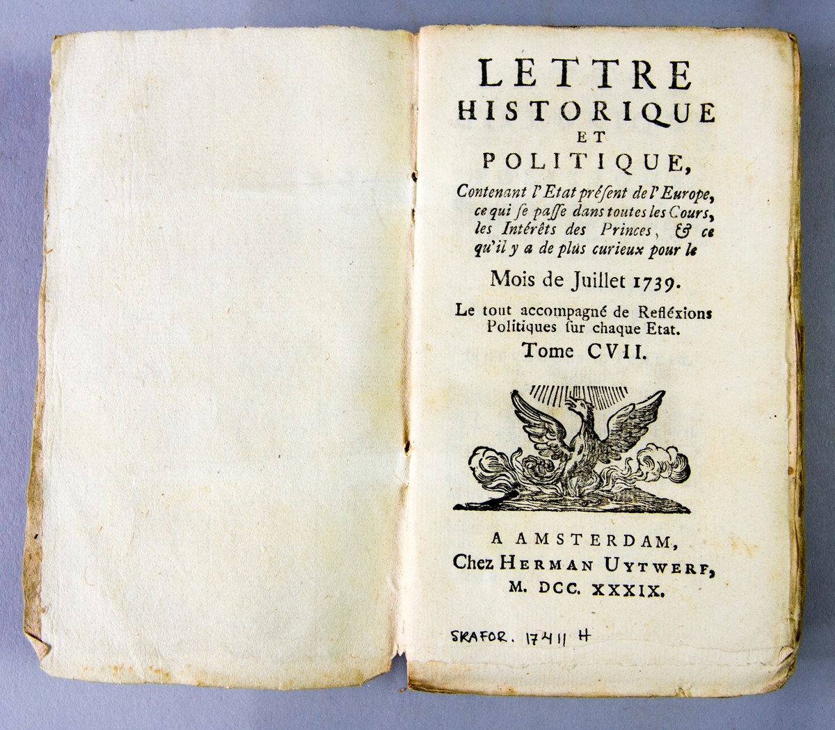 Bok, häftad, "Lettre historique et politique",  del 107, tryckt 1739 i Amsterdam. Pärmar av marmorerat papper, blekt rygg med påklistrade etiketter med titel och samlingsnummer. Oskuret snitt.