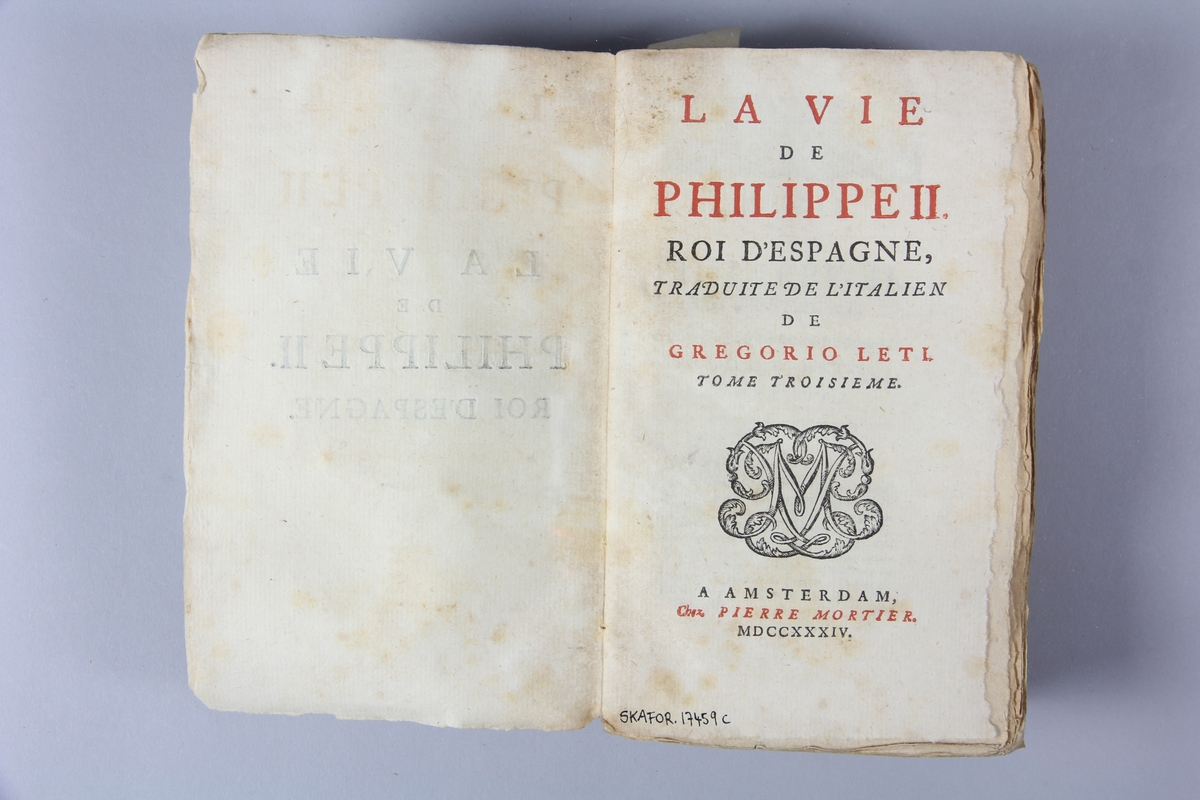 Bok, häftad, "La vie de Philippe II, roi d'Espagne", del 3, tryckt 1734 i Amsterdam.
Pärm av marmorerat papper, oskuret snitt. Blekt rygg med etikett med titel och samlingsnummer.