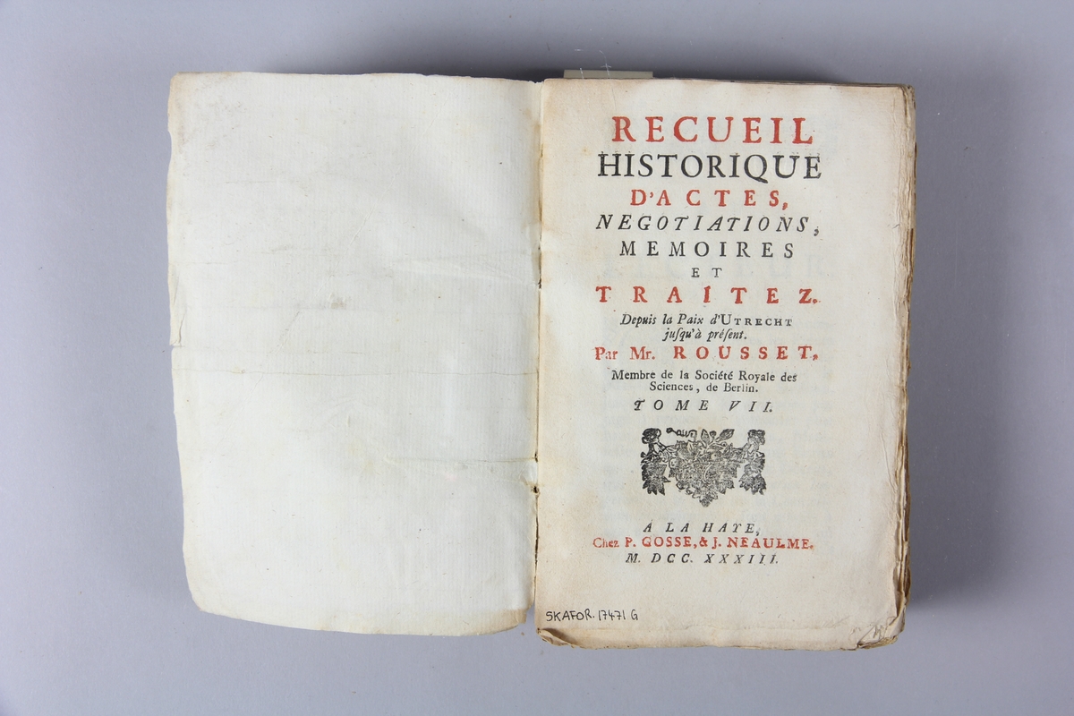 Bok, häftad, "Recueil historiques...depuis la paix d´Utrecht", del 7, tryckt 1733 i Haag.
Pärm av marmorerat papper, oskuret snitt. Blekt rygg med etikett med titel och samlingsnummer.