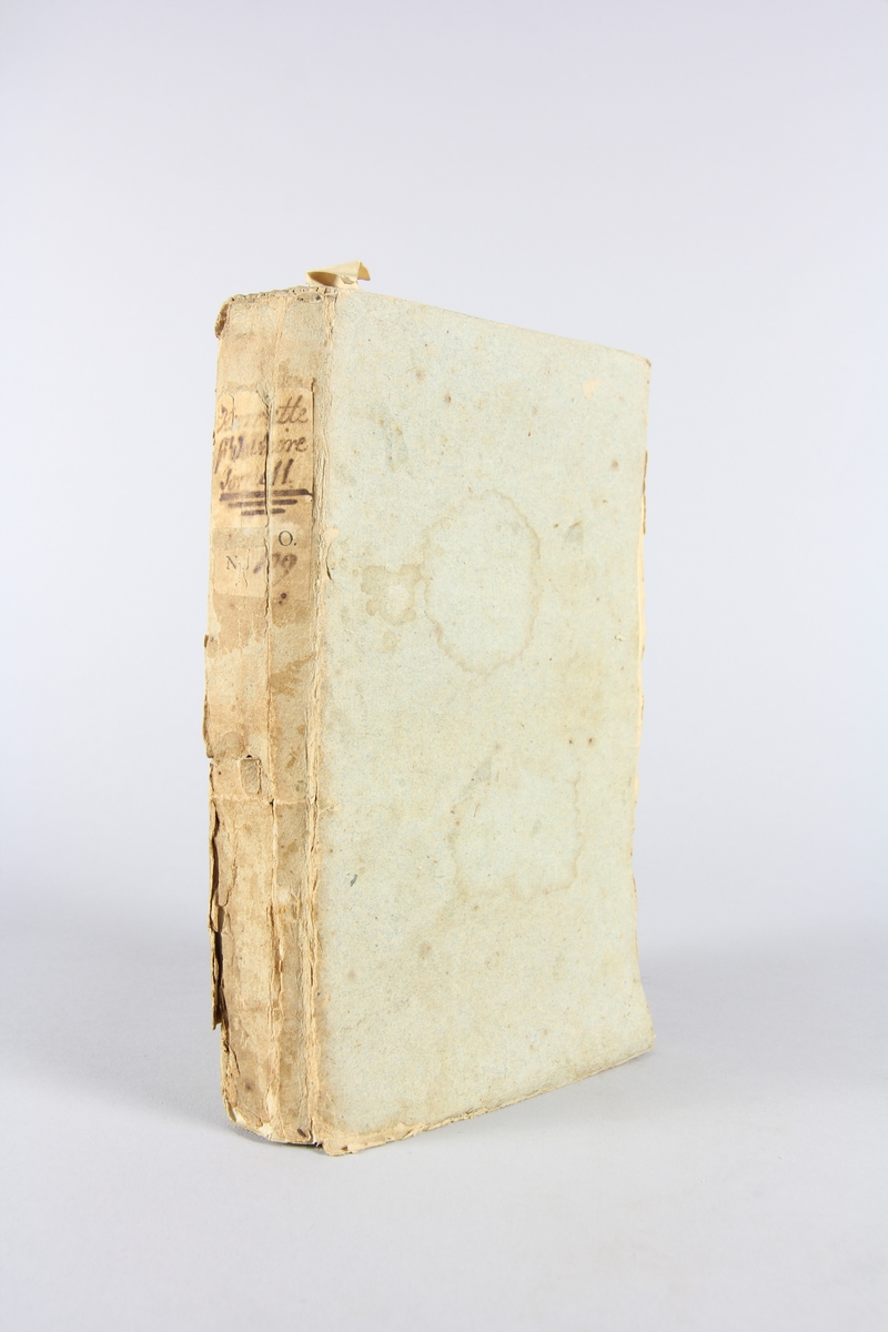 Bok, pappband, "Henriette", del 2, tryckt 1760 i Amsterdam. Pärmar av  gråblått papper, rygg med etikett med bokens titel, delvis svårtolkad, samt samlingsnummer. Oskuret snitt.