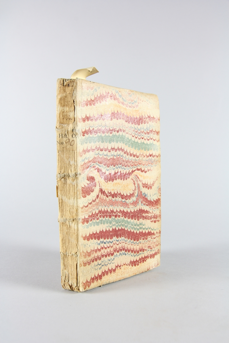 Bok, pappband, "Les femmes des douze césars", del 2, tryckt 1722 i Amsterdam. Marmorerade pärmar, blekt rygg med etikett med volymens titel (oläslig) och samlingsnummer. Oskuret snitt.