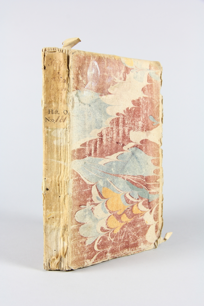 Bok, häftad, "Histoire de François Eugene", del 2, tryckt 1739 i London.
Pärmen av marmorerat papper, oskuret snitt. På ryggen etikett med  titel och samlingsnummer.