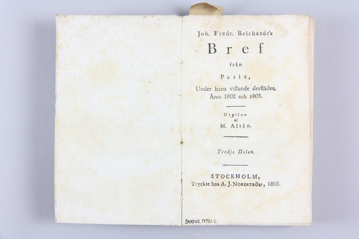 Bok, häftad "Joh. Fredr. Reichhardt's Bref från Paris, under hans vistande derstädes, åren 1802 och 1803", del 3, tryckt 1805 i Stockholm.
Pärm av marmorerat papper, skuret snitt. Etikett med samlingsnummer på ryggen.