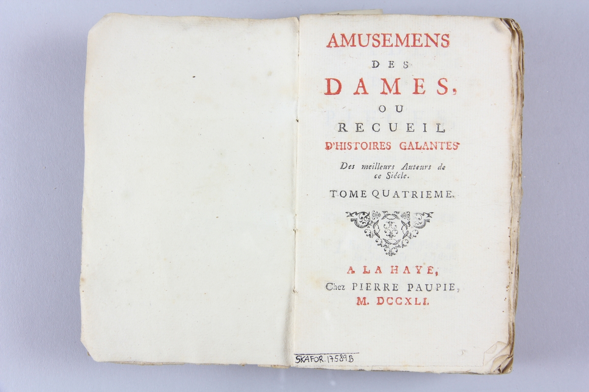 Bok, häftad "Amusemens des dames, ou receuil d´histoires galantes", del 4, tryckt 1741 i Haag.
Pärm av marmorerat papper, oskuret snitt. På ryggen etikett med titel och samlingsnummer.