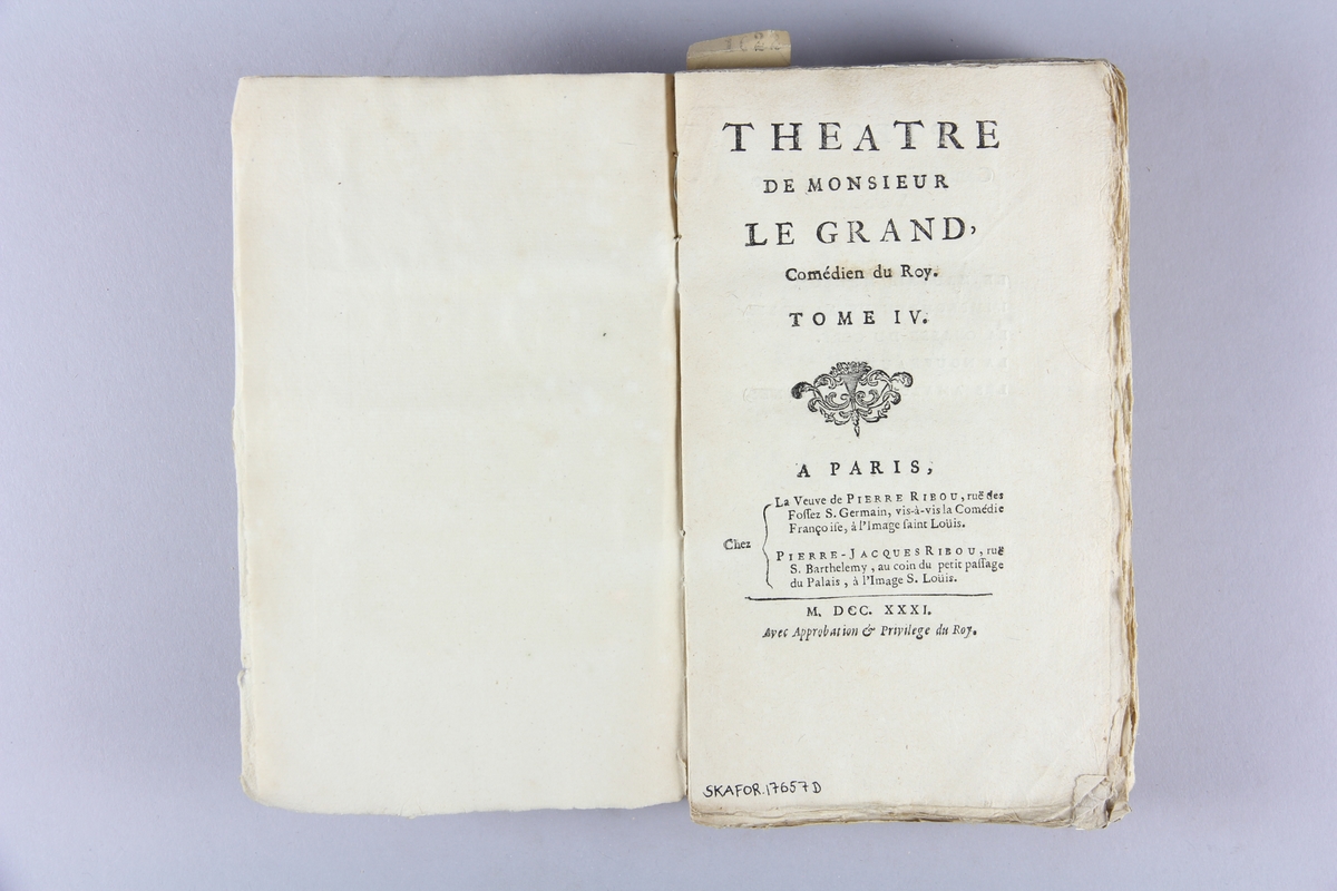 Bok, häftad, "Théâtre" del 4. Pärmar av marmorerat papper, oskuret snitt. Blekt rygg med titel och samlingsnummer.




.
