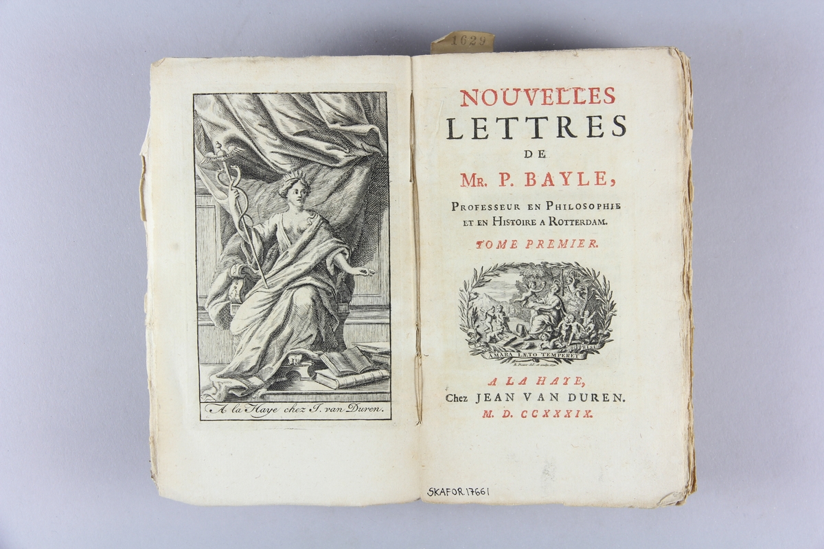 Bok, häftad, "Novelles lettres" del 1. Pärmar av marmorerat papper, oskuret snitt. Blekt rygg med titel och samlingsnummer.