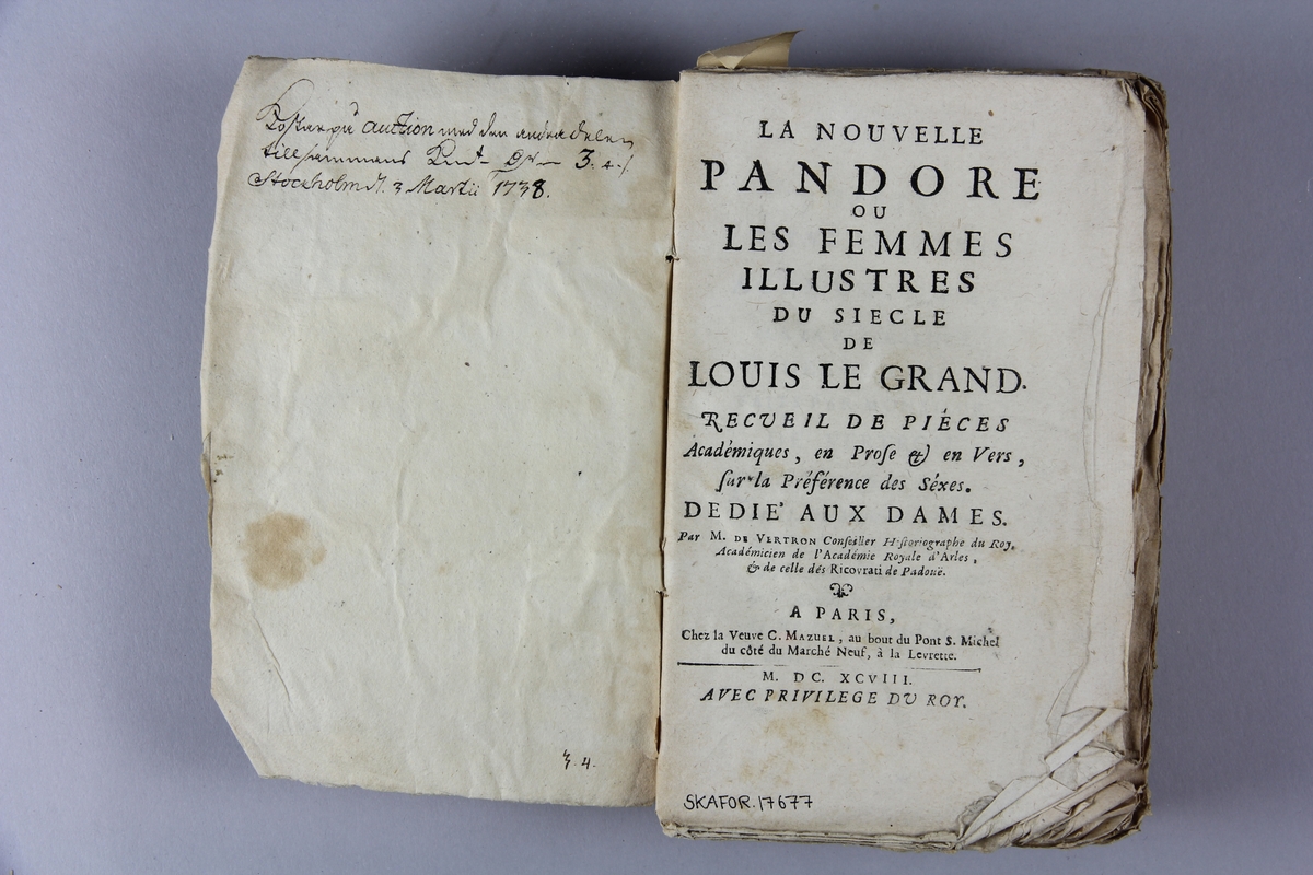 Bok, häftad, "La nouvelle Pandore... dedié aux dames", tryckt i Paris 1698.
Pärm av marmorerat papper, oskurna snitt.  Ryggen skadad. Anteckning om inköp.