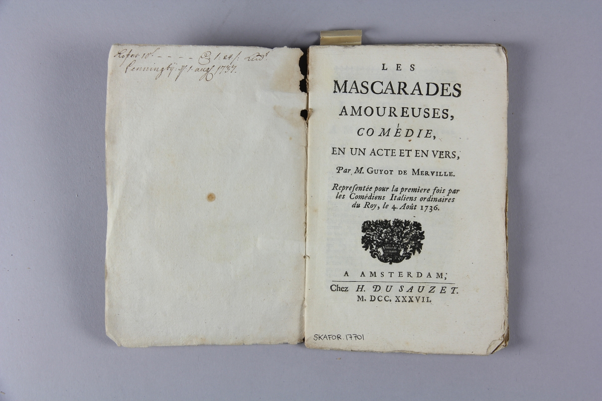 Bok, häftad, "Les mascarades amoureuses", tryckt i Amsterdam 1737.
Pärm av marmorerat papper, oskurna snitt. Anteckning om inköp.
