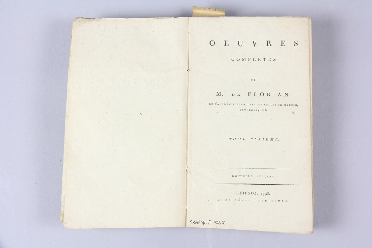 Bok, häftad, "Oeuvres complètes", del 6, skriven av de Florian, tryckt i Leipzig 1796.
Pärmar av gråblått papper, skurna snitt. Ryggen blekt och skadad.