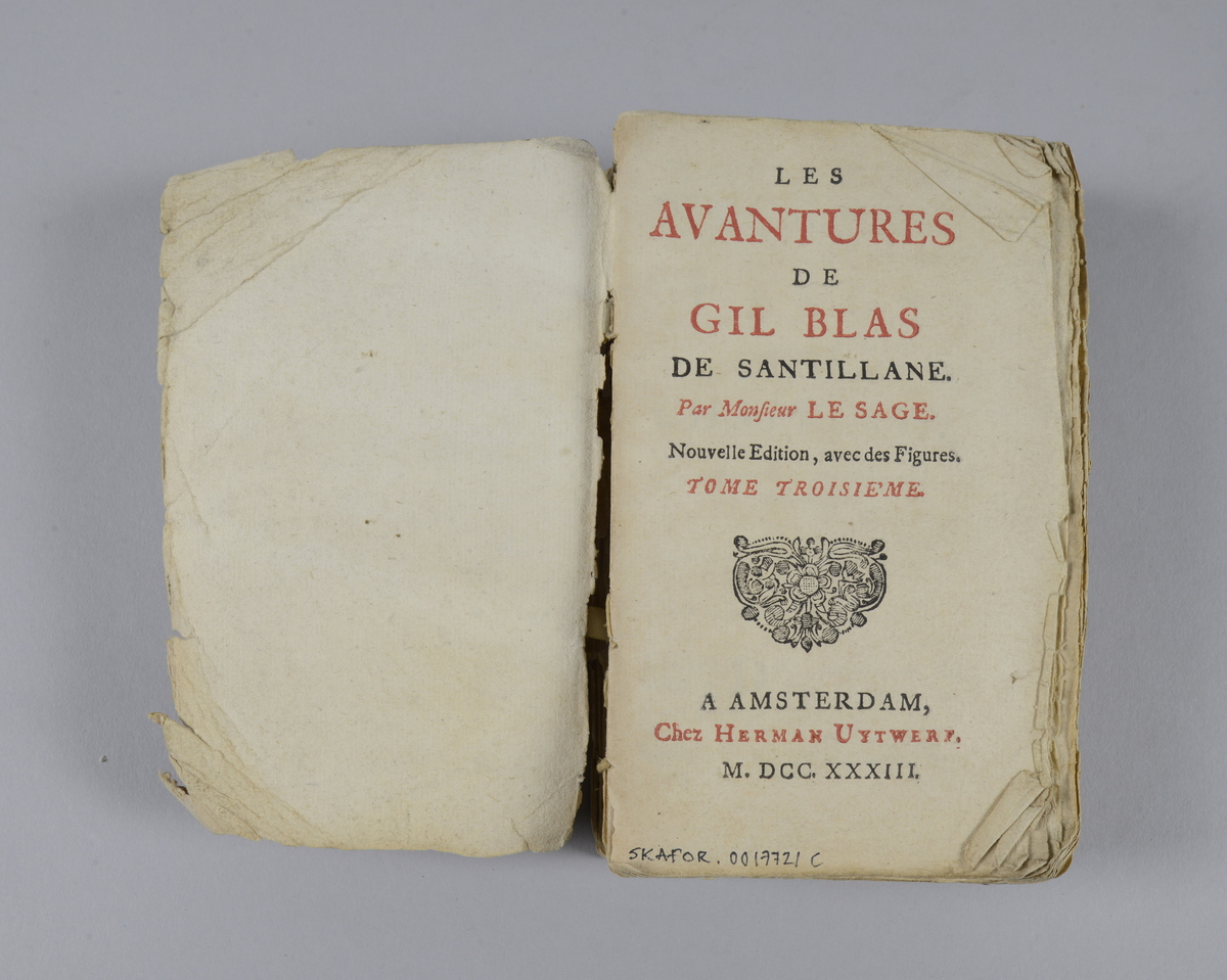 Bok, häftad,"Les avantures de Gil Blas", del 3, tryckt i Amsterdam 1733.
Pärmen av marmorerat papper, oskurna snitt. På ryggen klistrad pappersetikett med volymens nummer. Ryggen skadad.