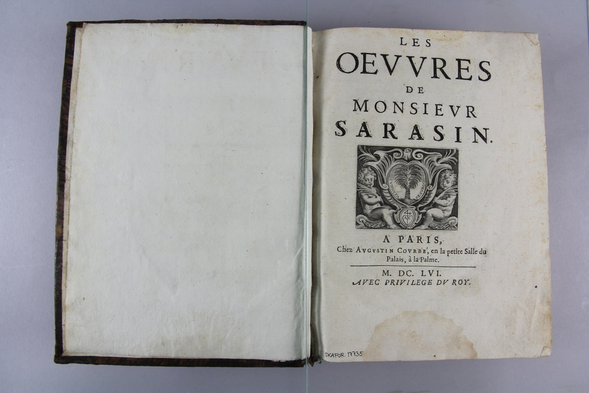 Bok, helfranskt band, "Les oeuvres de monsieur Sarasin". Skinnband i fem upphöjda bind, guldpräglad rygg. Rödstänkt snitt. Anteckning om inköp.