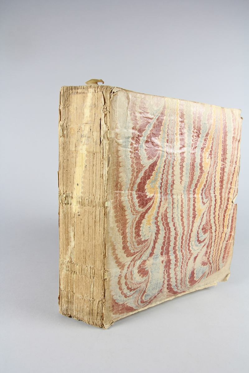 Bok, häftad,"Description de l'Egypte". Pärmar av marmorerat papper, oskuret snitt. Blekt och skadad rygg med etikett med samlingsnummer.