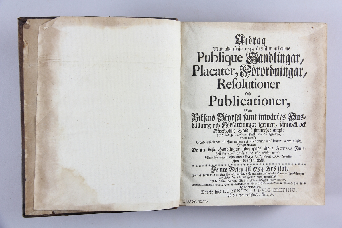 Bok, "Utdrag utur alla från 1749 års slut utkomne Publique Handlingar, Placater ...", del 5.  Skinnband med präglad rygg i fem upphöjda bind, fält med titel och volymens nummer. Stänkt snitt.