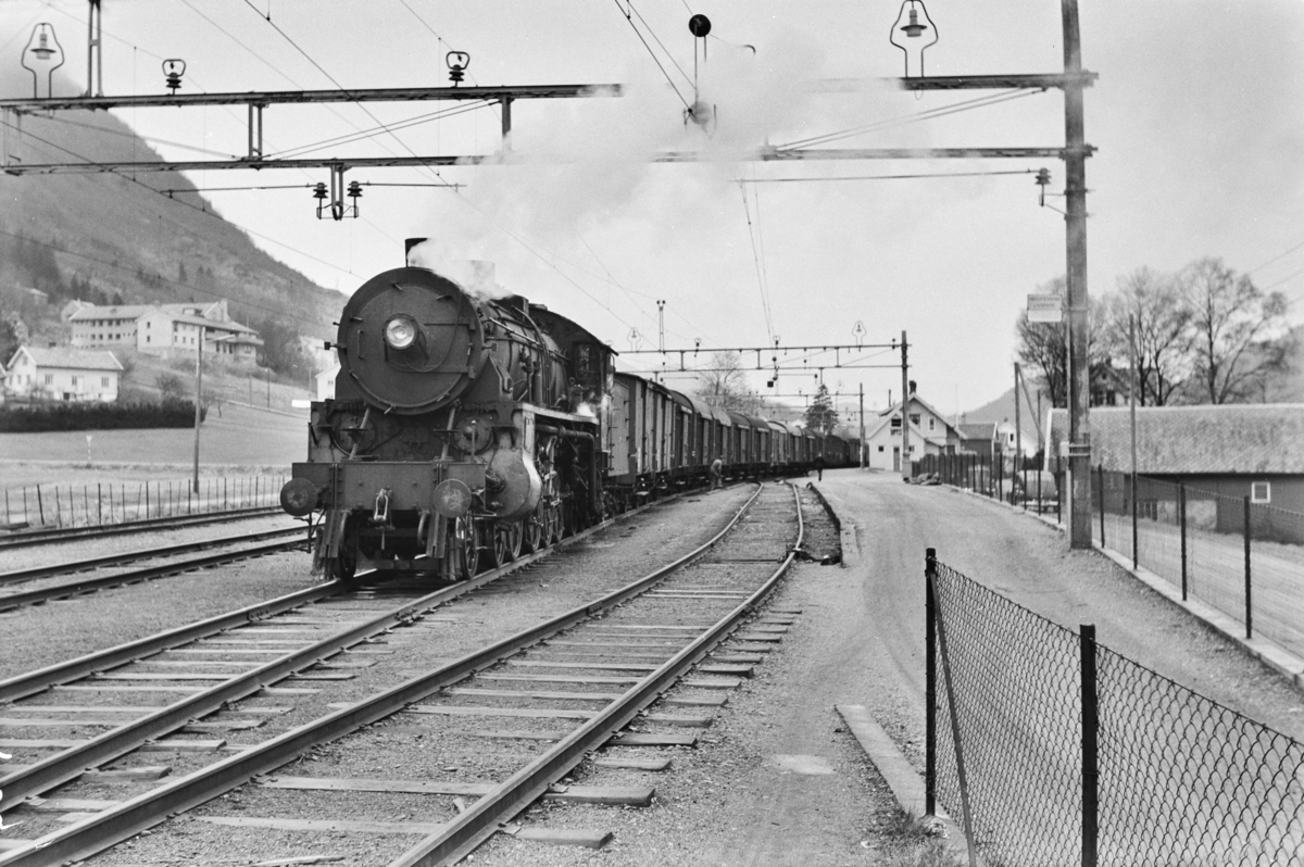 Godstog retning Oslo, tog 5516, på Arna stasjon. Toget trekkes av damplokomotiv type 31b nr. 426.