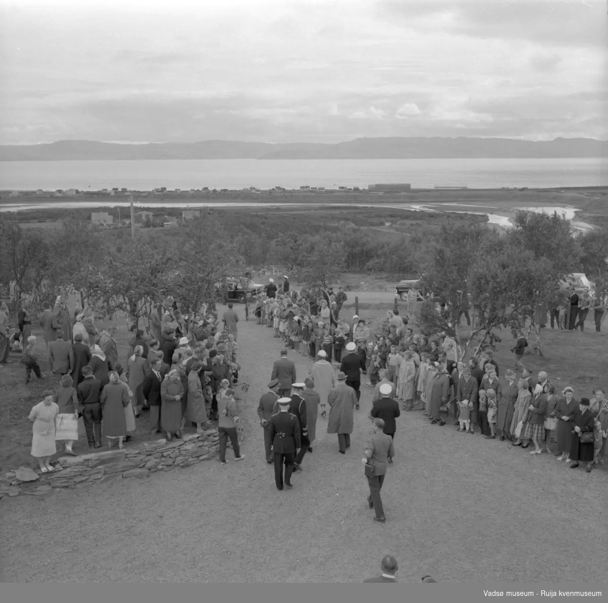 Vestre Jakobselv juli 1959. Kongebesøk på barnehjemmet Vårsol. Kongefølget forlater Vårsol. Mange av bygdas barn og voksne danner espalier.