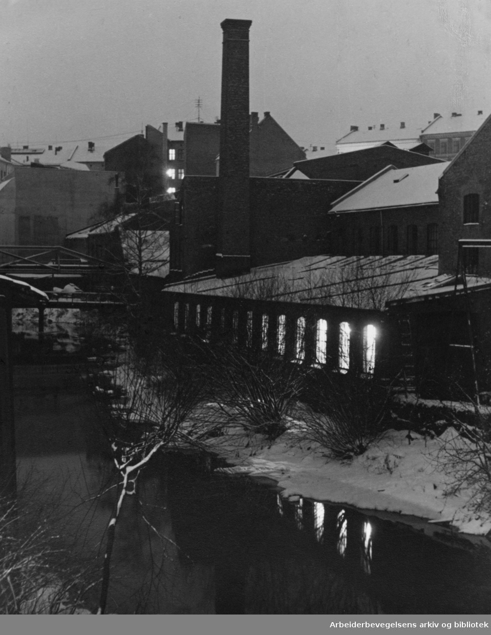 Akerselva sett fra Møllerveien. Desember 1949