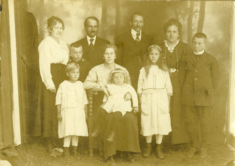 Familieportrett av Harald Grande fra Tunstad i Øksnes med familie, samt Bjarne Christiansen fra Nyksund i Øksnes med familie, og Bjarnes søster Borghild Skog With.