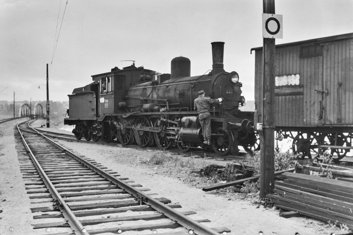 Skifting med damplokomotiv type 18c nr. 226 på Hamar stasjon.