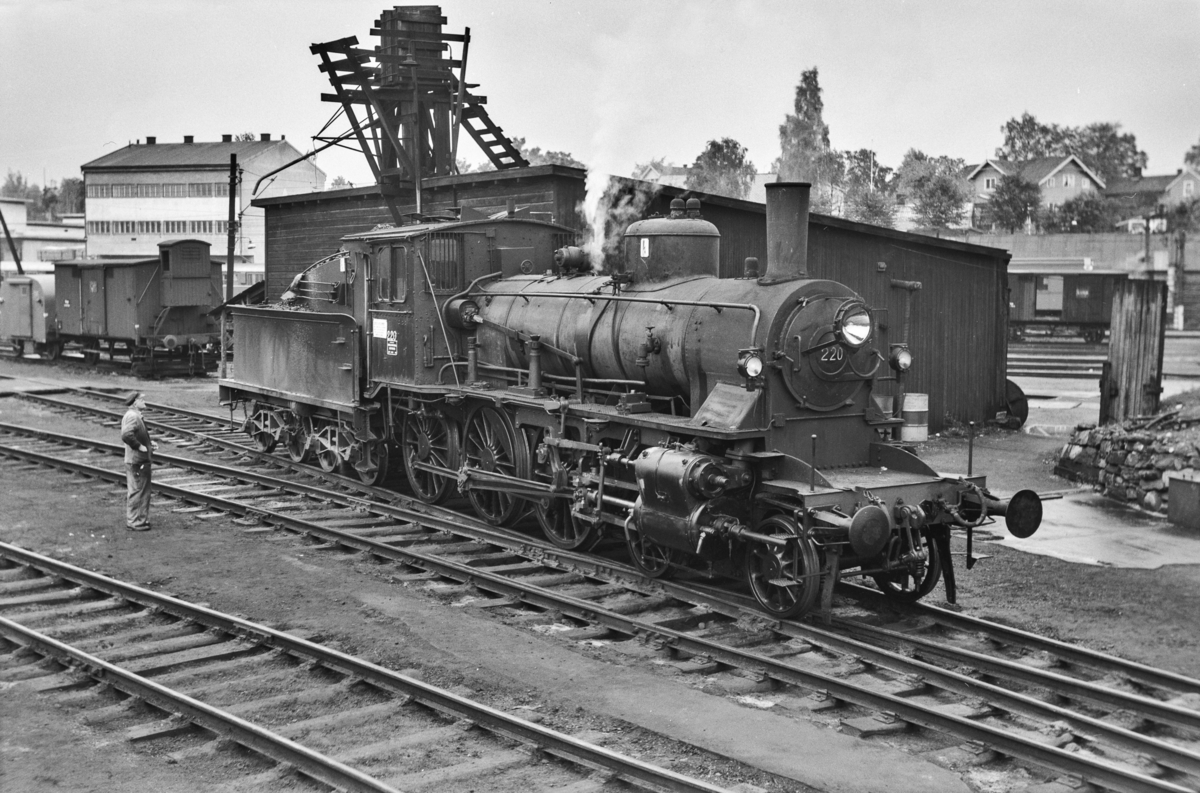 Damplokomotiv type 27a nr. 220 på Hamar stasjon.