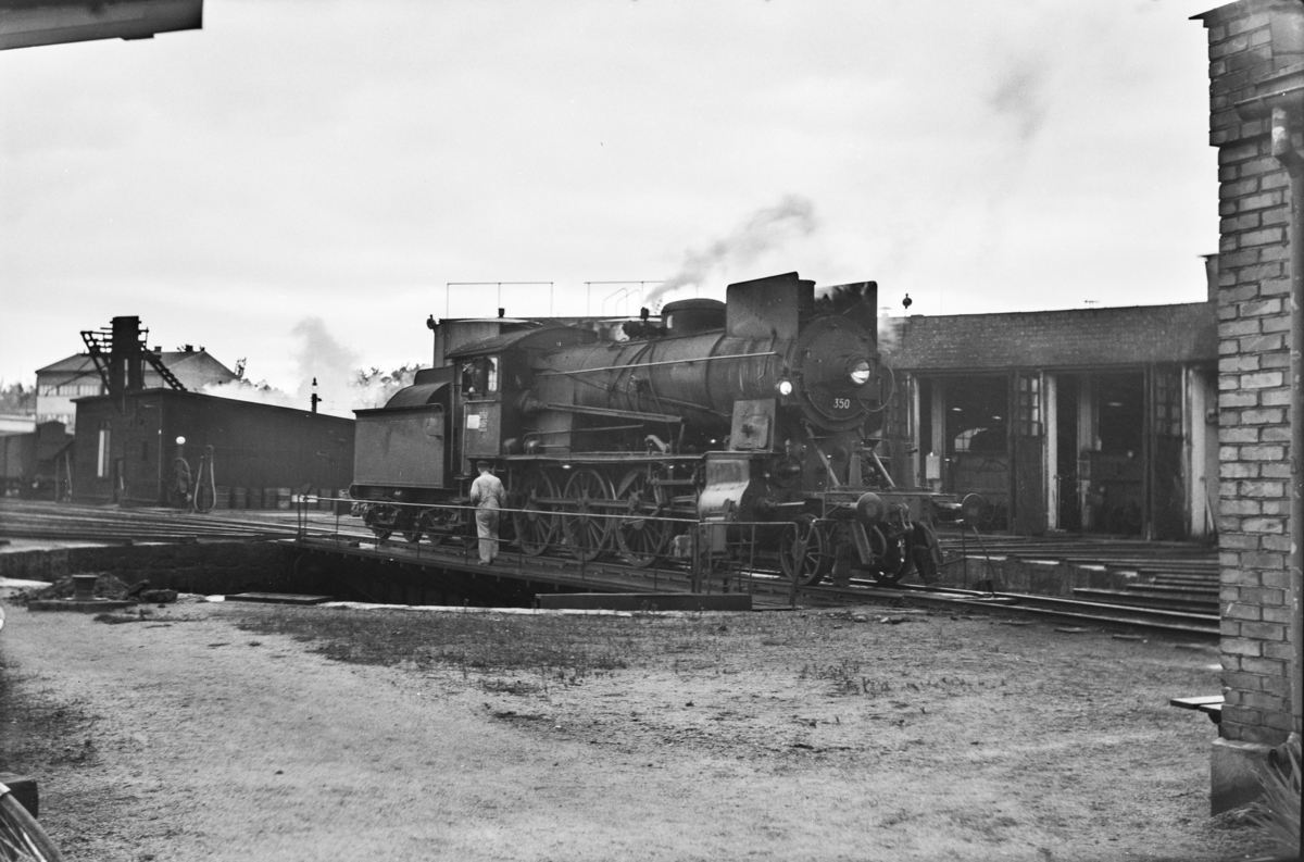 Damplokomotiv type 30b nr. 350 på svingskiven ved lokomotivstallen på Hamar stasjon.