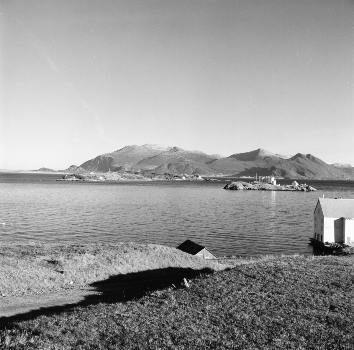 Prospektfotografi av Valderhaugfjorden med Kjeholmen i forgrunnen og Hamnøya i bakgrunnen. Gamlemsveten og fjellene i Haram bak.