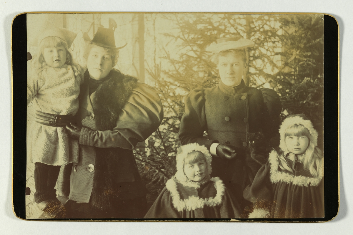 Søstrene Agnes (Gude) og Ingeborg (von Hanno) Gjerdrum med tre av sine barn.