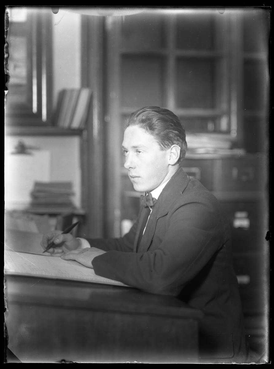 Porträtt av Carl Oscar Johansson sittande vid ett skrivbord.
