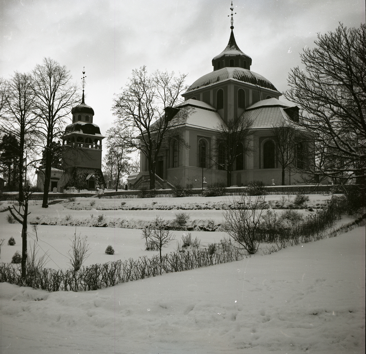 Söderhamns kyrka med klocktorn i vinterskrud.