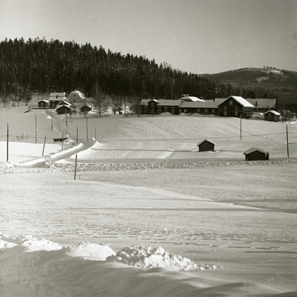 Ett par gårdar i ett vinterlandskap, 1967-68