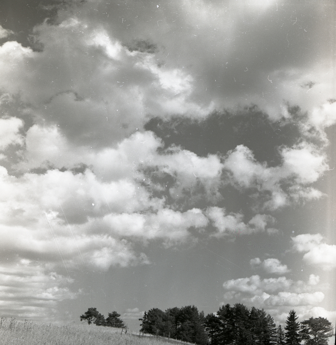Utspridda, puffiga moln på himlen över Hägnanbacken, 1950.
