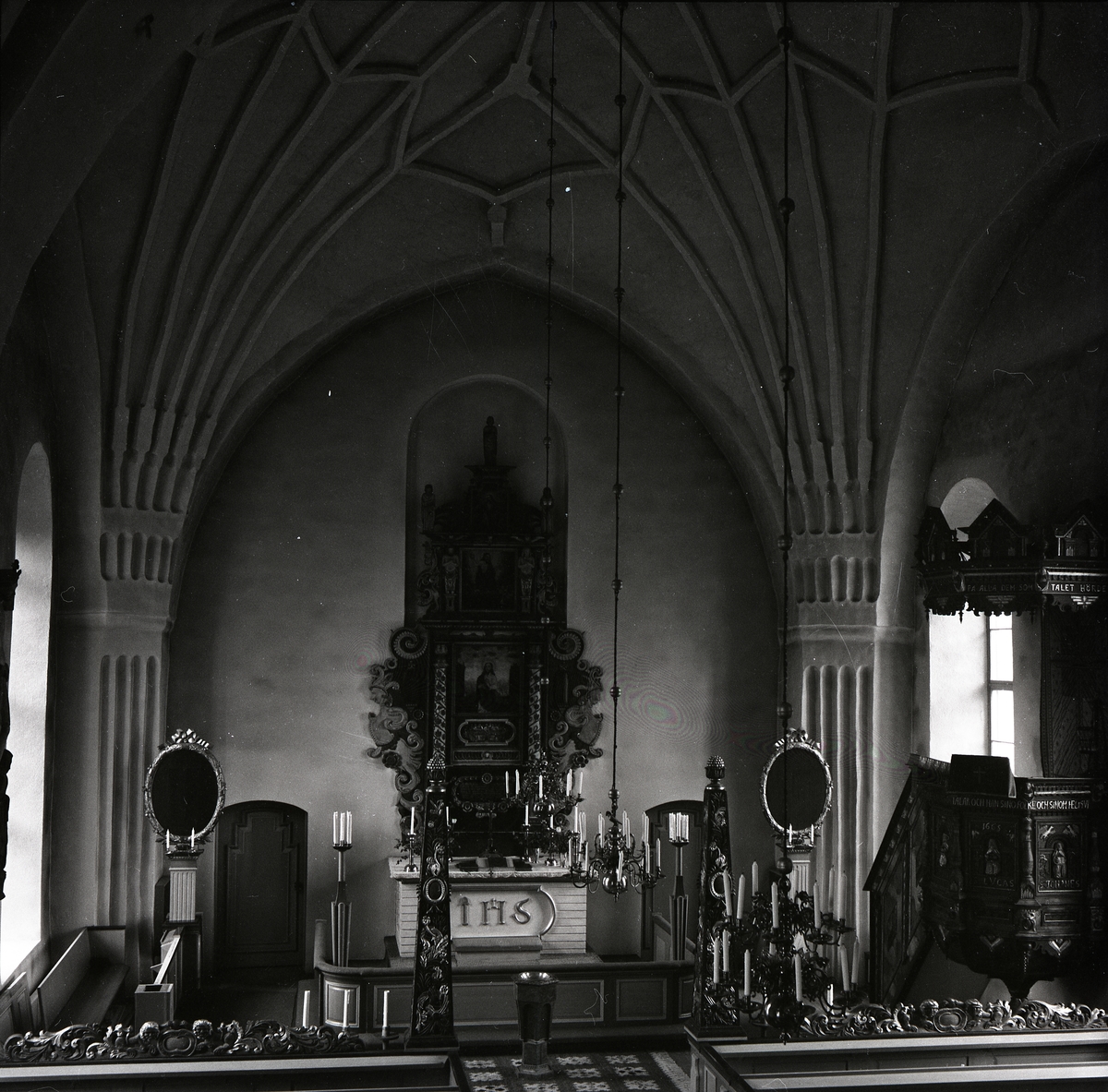 Interiör från Hälsingtuna kyrka med altare och predikstol, 7 juni 1959.
