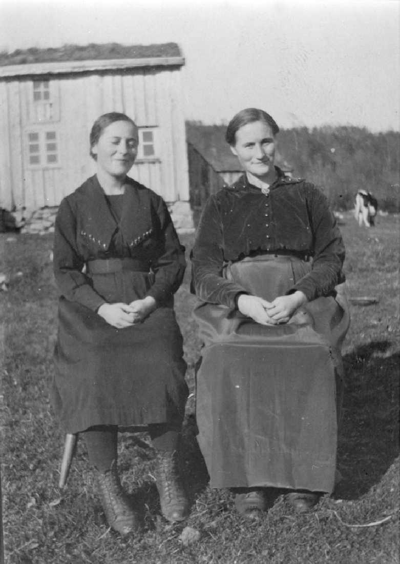 Leirfjord, Tømmervika. F.v.: Hilde Johansen, (f. mars 1904- d. desember 1922) hun døde av tuberkulose og søsteren Petra Olsen f. Johansen. Huset i bakgrunnen tilhører Johan Eliassen Enge.