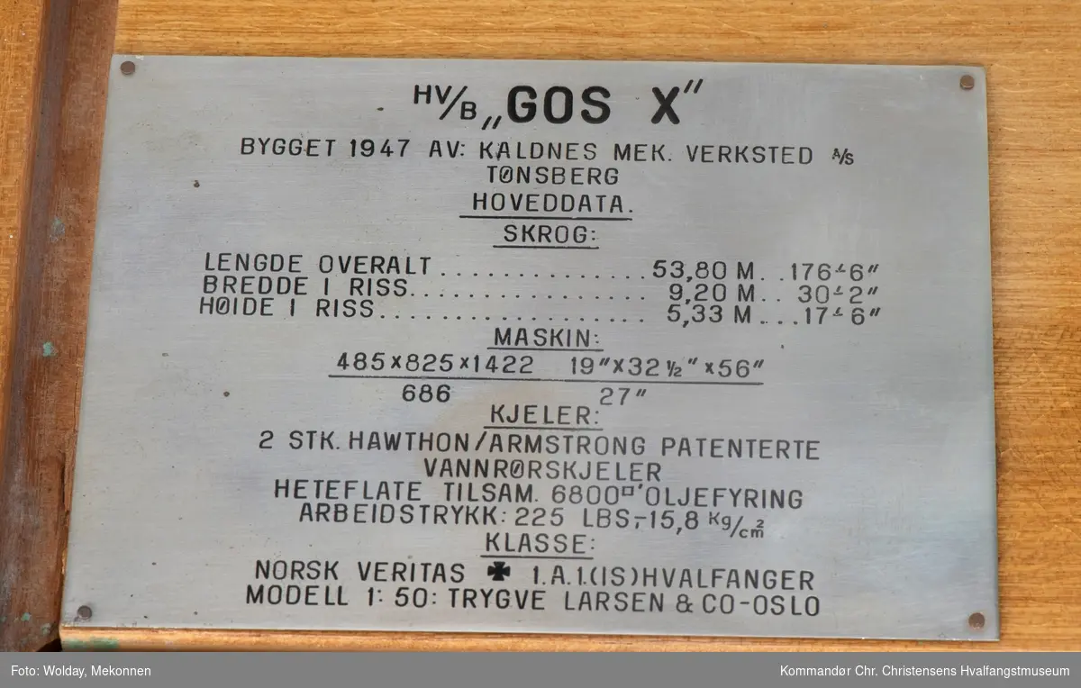Miniatyrmodell i størrelse 1:50 av HV/B "Gos X". 
Selve skipet ble bygget i 1947 av Kaldnes Mek. Verksted A/S i Tønsberg for Hvalfangerselskapet Pelagos A/S