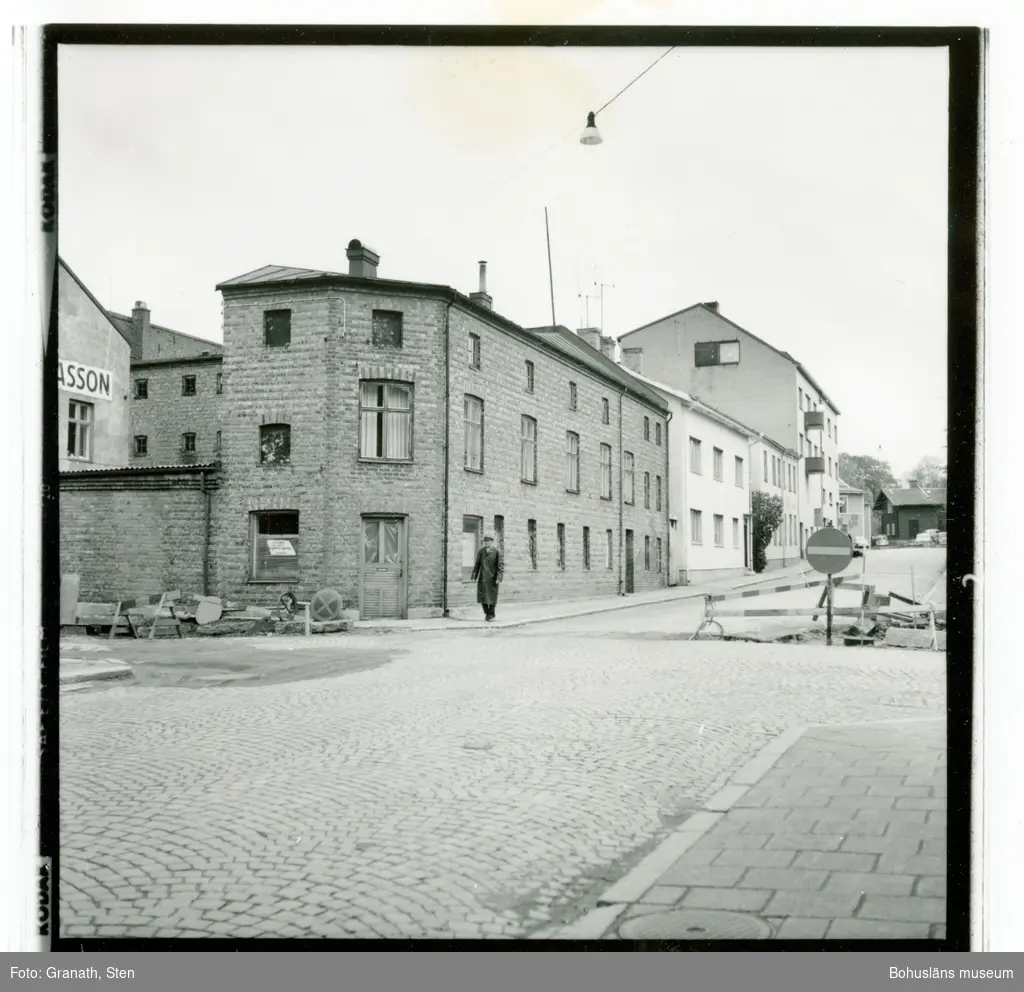 Korsningen Stora Helleviksgatan - Södergatan.
En man går på gatan. Runt vägarbeten finns skyltar och avspärrningar.