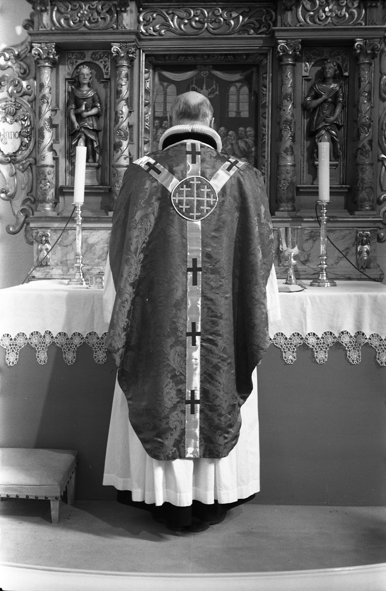 Serie på 18 bilder fra Hoff kirke i Østre Toten. Bildene viser ulike messehagler. På de fleste bildene bæres messehaglene trolig av sogneprest Finn Sommer.