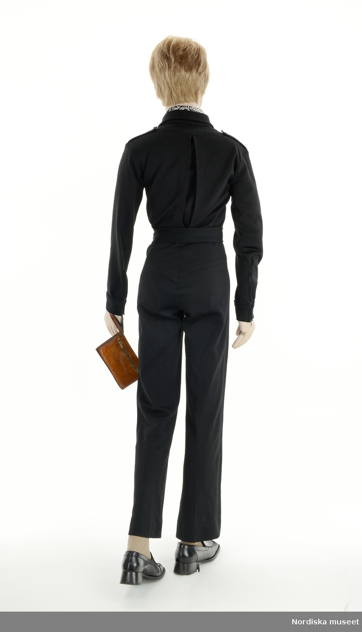 Unisexkille 1960, från utställningen Modemakt. Modellen är fotograferad för 360-visning. Information om kläderna se Relaterade objekt under Referenser. Skor, strumpor, halsduk och väska är rekvisita