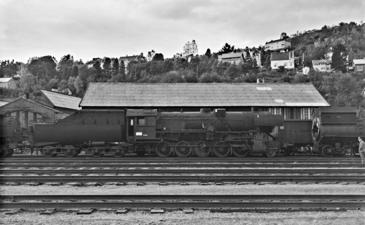 Hensatt damplokomotiv type 63a nr. 5081 på Marienborg.
