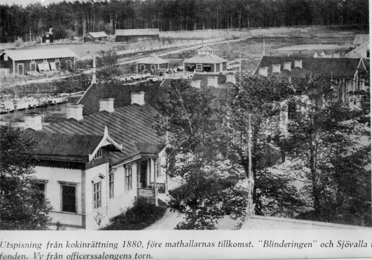 Byggnader vid livgrenadjärregementet på Malmen. I bakgrunden syns kokinrättning för utspisning av manskap. Avfotografering av bild ur tryck.