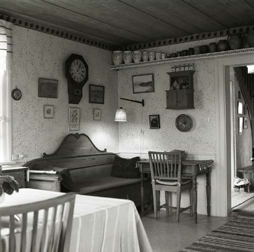 En interiörbild från ett rum på gården Sunnanåker, 1984.