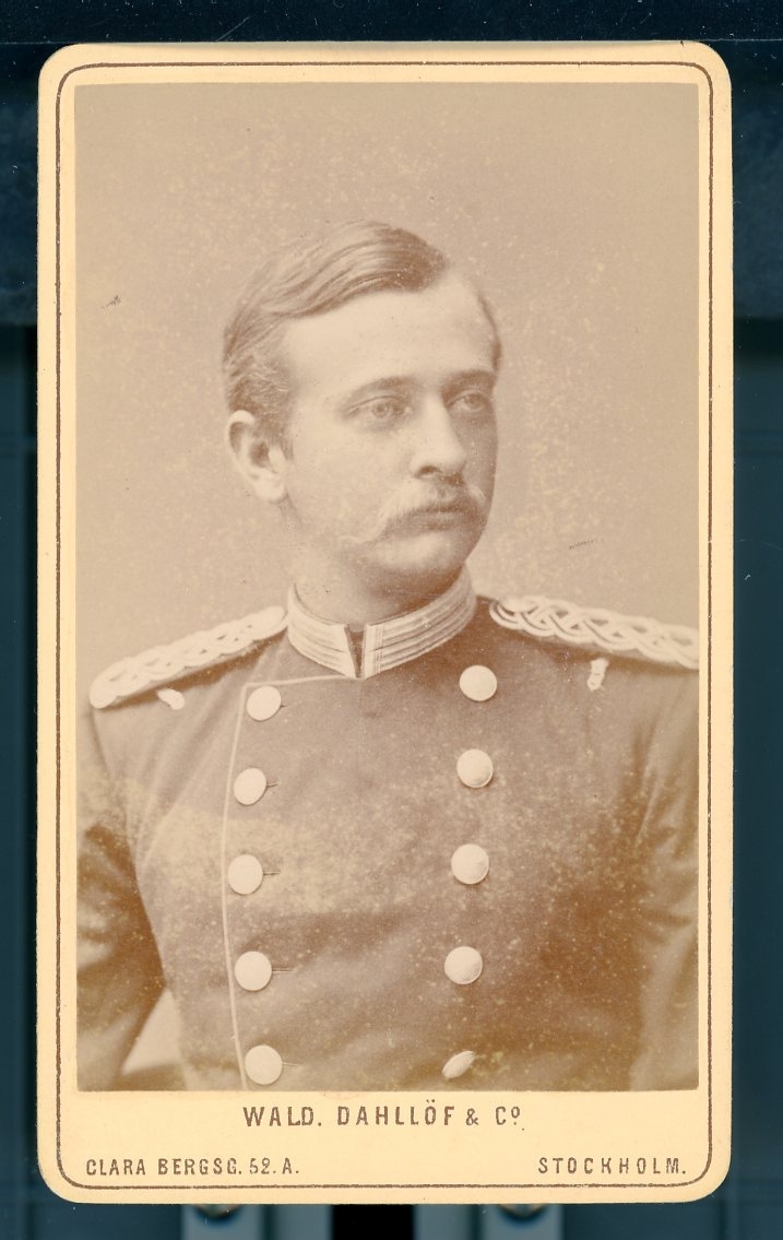 Kabinettsfotografi: Hugo Levin i uniform.