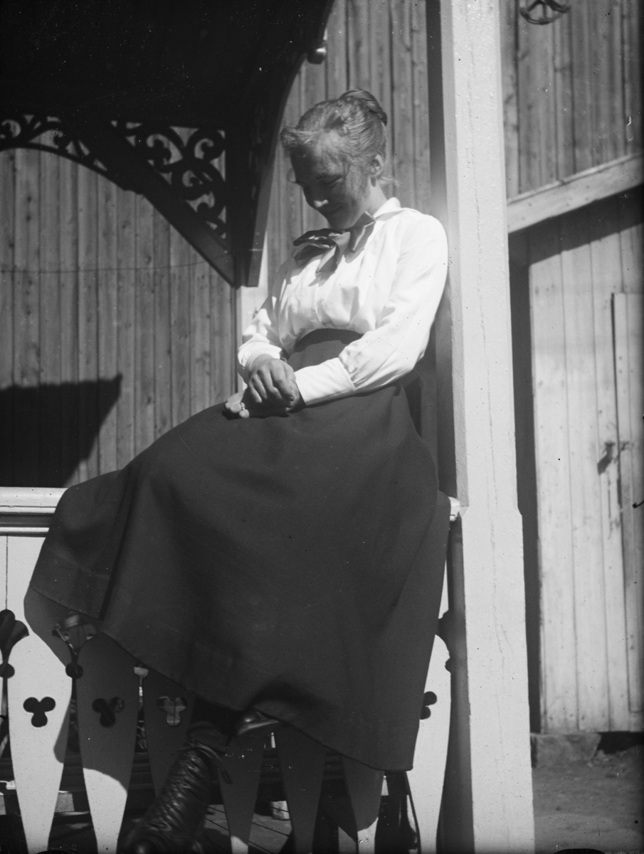 Ukjent kvinne på overbygget trapp, muligens i Follebu eller Østre Gausdal