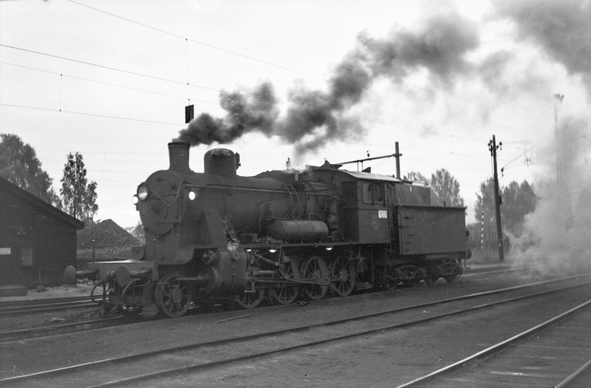 Damplokomotiv type 24b nr. 222 ved lokomotivstallen på Hønefoss stasjon.