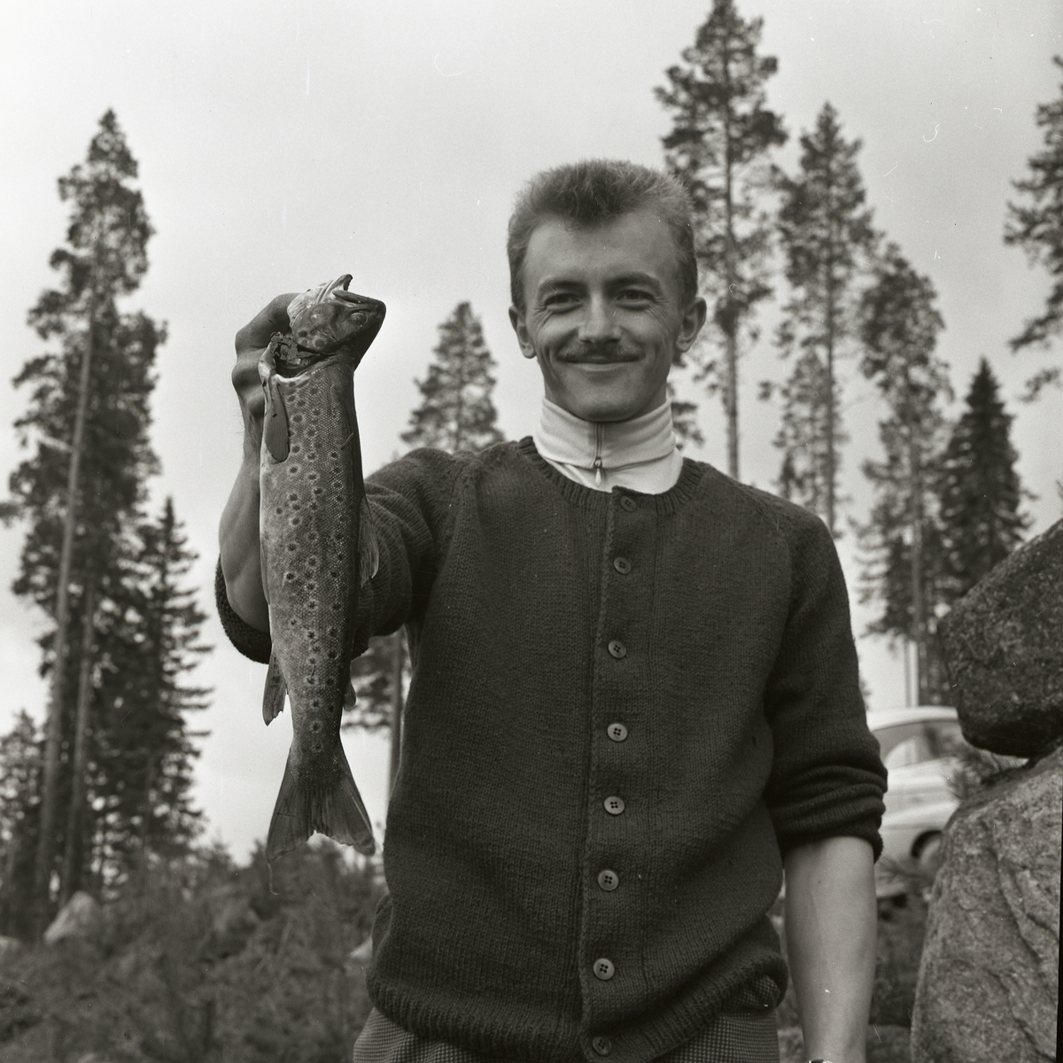 En man poserar stolt och glad med en fin fisk. Marmafiske Öljung 20 maj 1962.