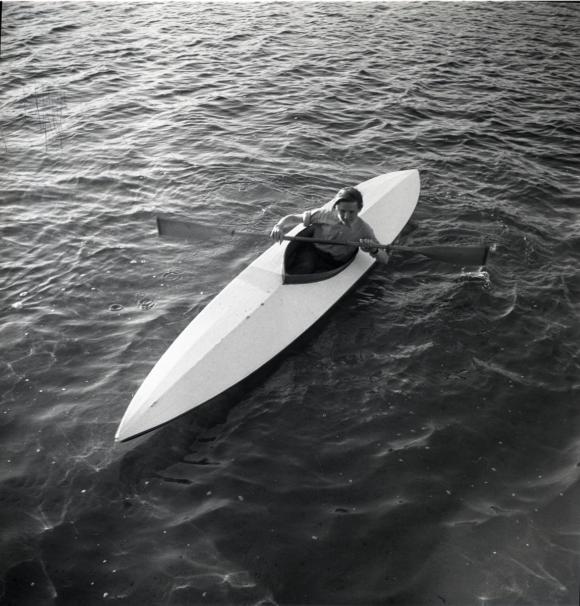 Piojke paddlar kanot på Hölesjön i Rengsjö 1947.