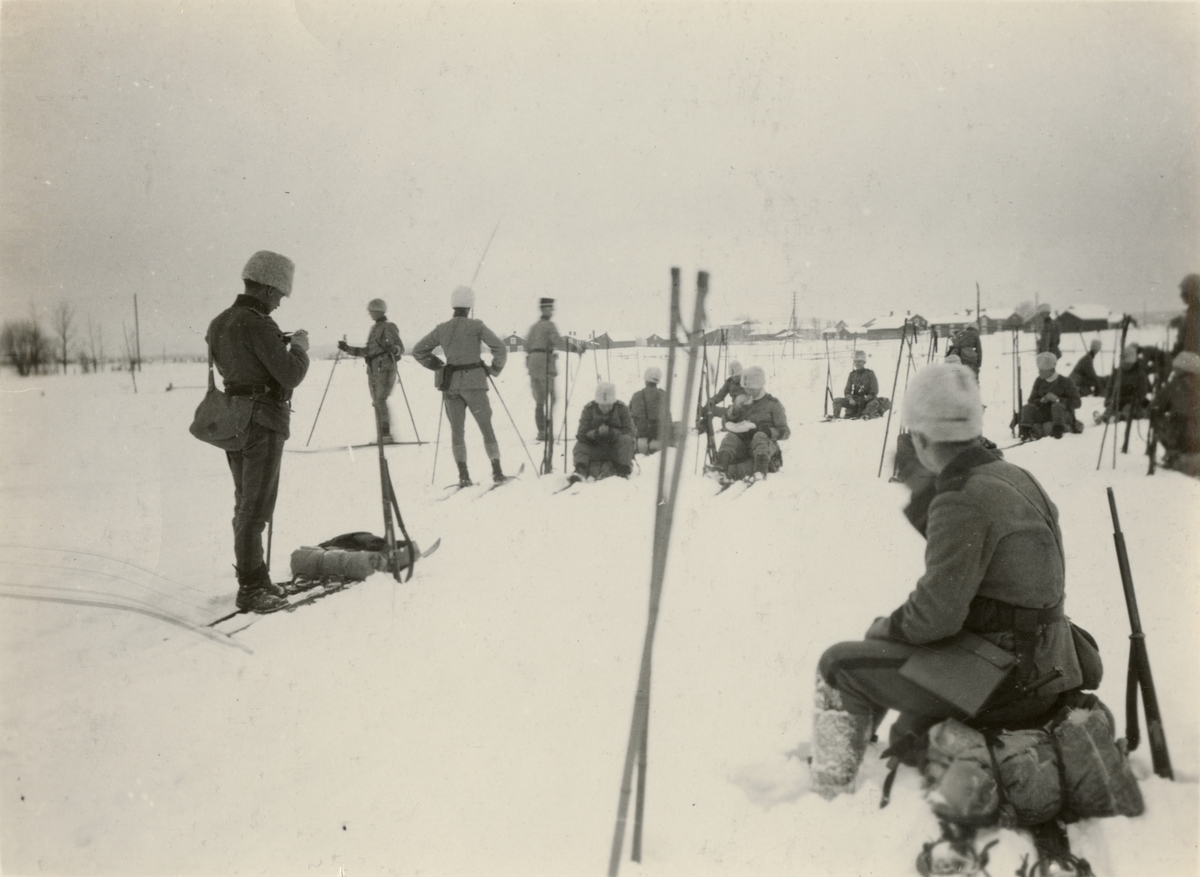 Text i fotoalbum: "Vinterövningarna vid Umeå 1916. På väg till Sörfors. Skolchefen inspekterar!"