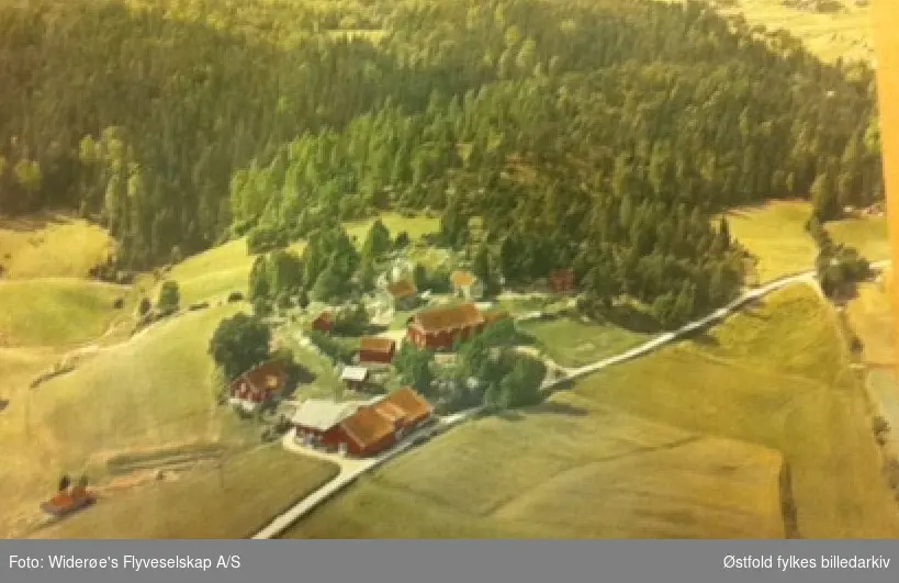 Flyfoto av gården Brenne i Varteig, (Merket med blyant på bakside av kopi: (Ole Olsen, E. Andresen), flyfoto fra Widerøe's Flyveselskap og PolarflyA/S. og