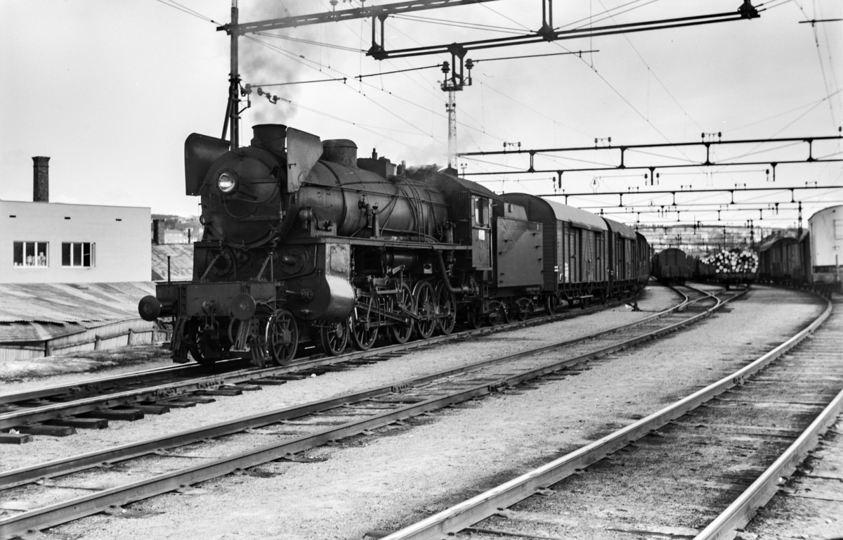 Godstog til Bergen, tog 5505B, på Alnabru stasjon. Toget trekkes av damplokomotiv type 31b nr. 418.