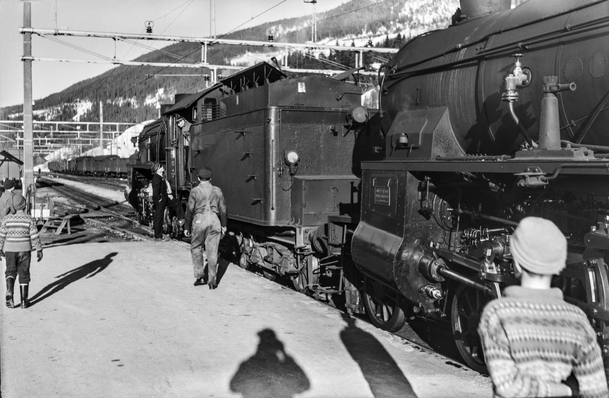 Ekstratog i forbindelse med påskeutfarten, tog 7608, på Ål stasjon. Toget trekkes av damplokomotiv type 31b nr. 449 (nærmest) og 426.