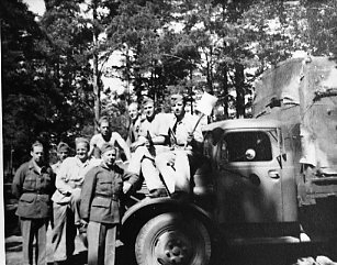 Soldater vid fordon. Repetionsövningen 1951.