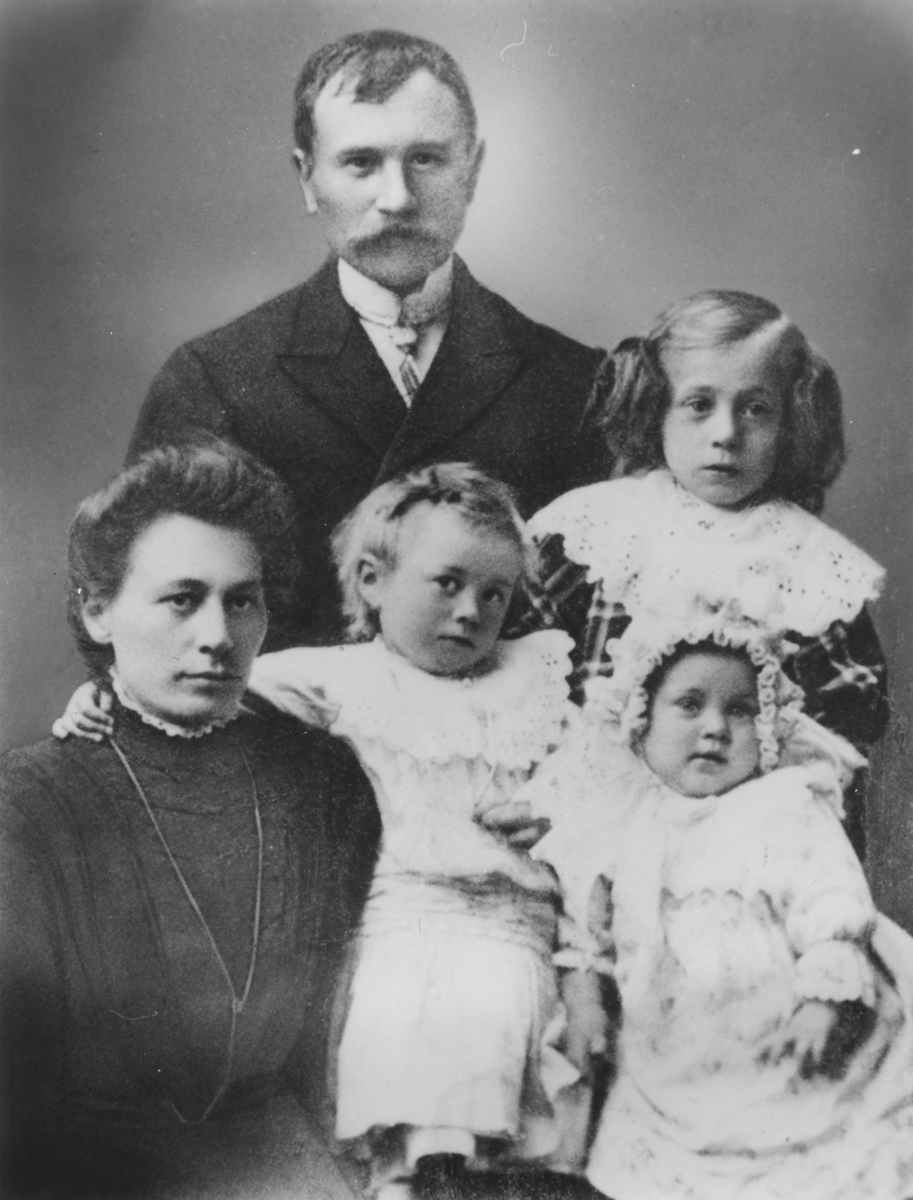 Joakime og Daniel Heitmann med tre barn, 1911.
